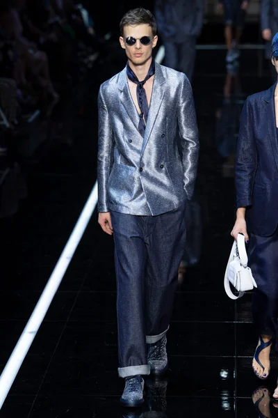 Look 100